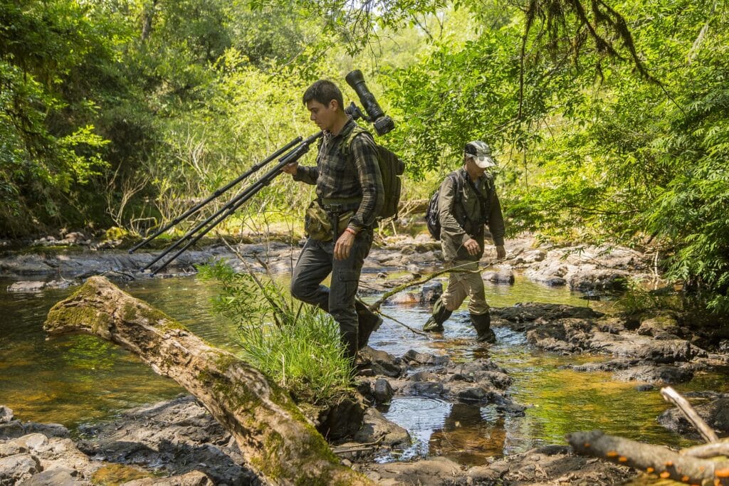 A birdwatching guide and park ranger perform a biodiversity baseline monitoring exercise in the Caá Yarí State Park, Argentina © Emilio White