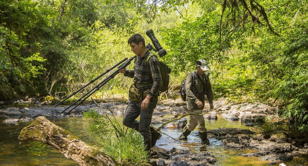 A birdwatching guide and park ranger perform a biodiversity baseline monitoring exercise in the Caá Yarí State Park, Argentina © Emilio White